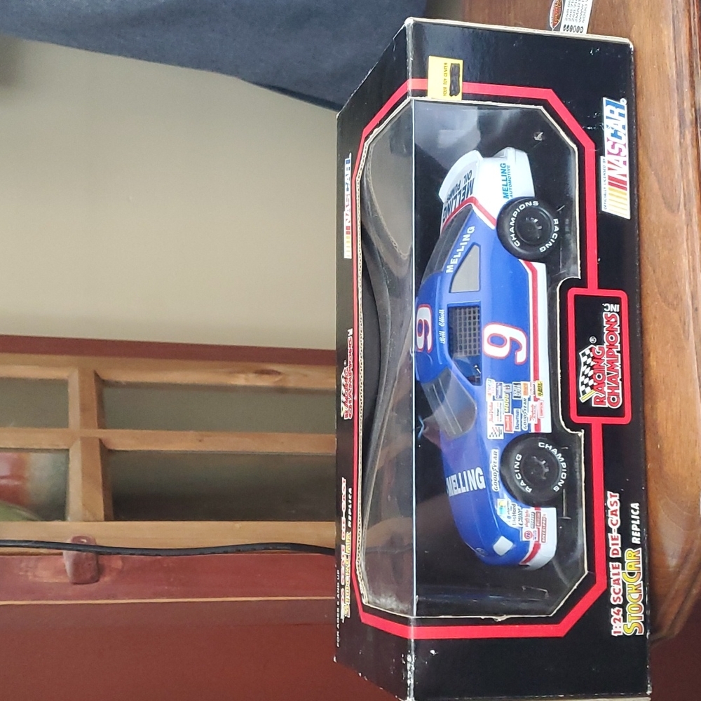 Nascar 1:24 die-cast replica stock car